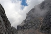 Clouds running over great rocks - Cloudy rocks